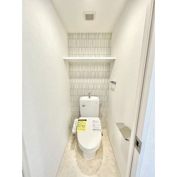 トイレ　※写真は同じマンションの違う部屋のものになります。