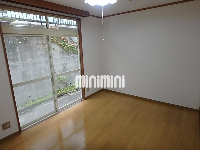 居室・リビング　フローリングでつるつるです。