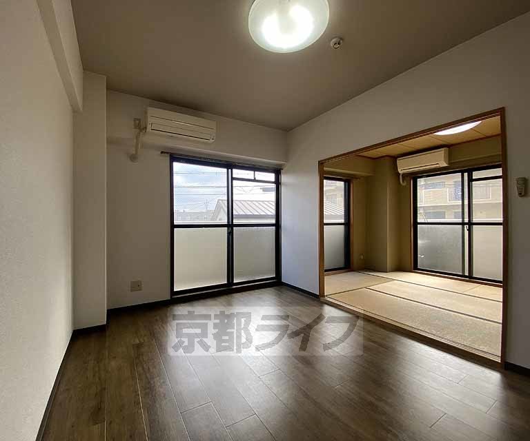 居室・リビング　落ち着いた雰囲気のお部屋です