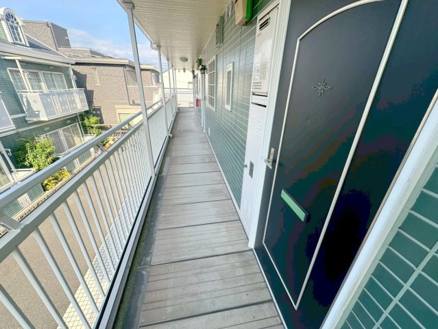 ロビー　奥行きのあるロビーは綺麗に片づけられています。