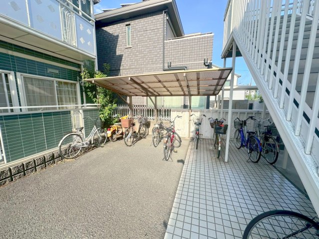 駐車場　敷地内には入居者専用の駐輪スペースもあります。