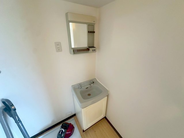 洗面設備　身支度が出来る独立洗面台です。