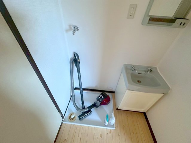 その他設備　嬉しい室内洗濯機置場。これで洗濯機も長持ちしますね。