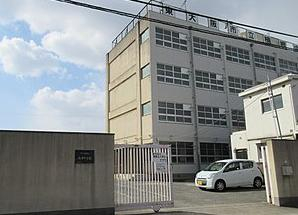 中学校　東大阪市立楠根中学校（中学校）まで553m