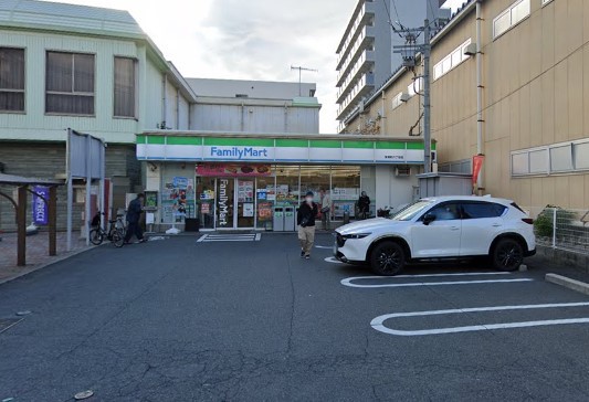 コンビニ　ファミリーマート（コンビニ）まで142m