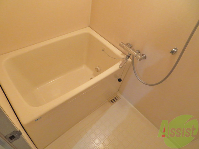 バス・シャワールーム　追い焚き機能がついているのでいつでも温かいお風呂に入れます。