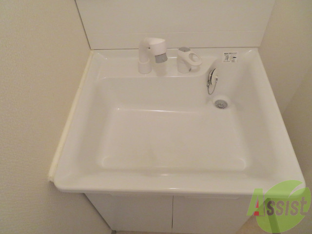 洗面設備　洗面台は独立タイプです。朝の身支度もスムーズにできますよ。