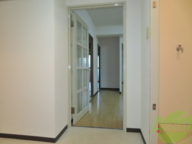 玄関　玄関からの目線です。清潔感のあるお部屋でいいですね。