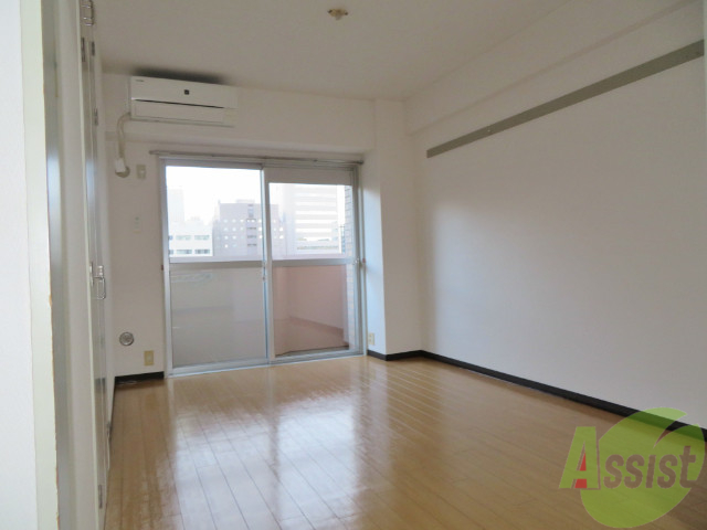 居室・リビング　南向きの明るいお部屋ですよ。こちらは６帖の洋室です。