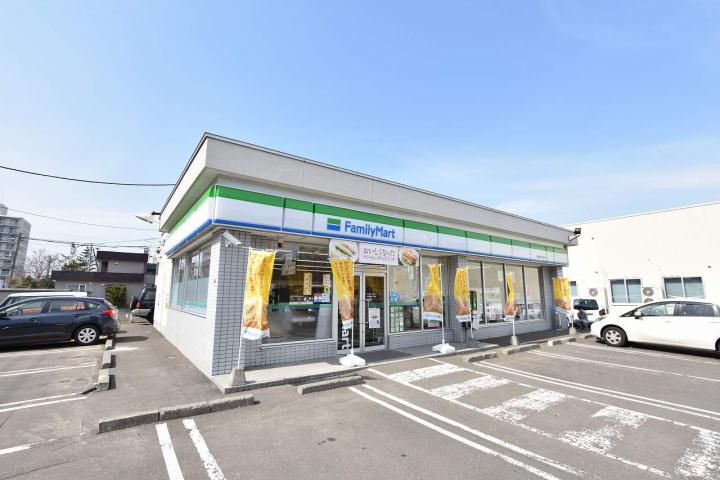 コンビニ　ファミリーマート（コンビニ）まで882m