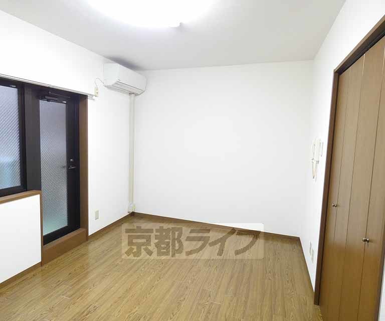 居室・リビング　神宮丸太町駅隣のセパレート・ＲＣマンション