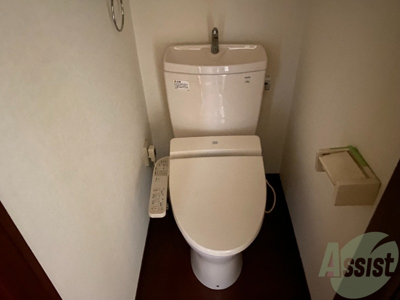 トイレ　温水洗浄便座なので快適に使用できそうですね。