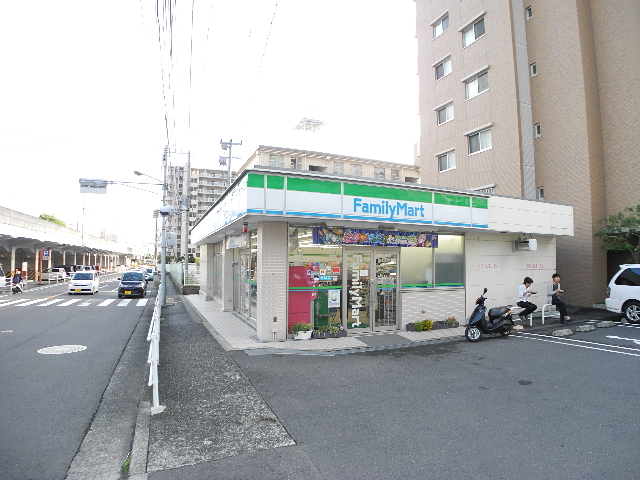 コンビニ　ファミリーマート 三芳町店（コンビニ）まで261m