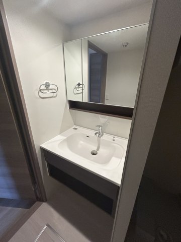 洗面設備　明るい洗面所です