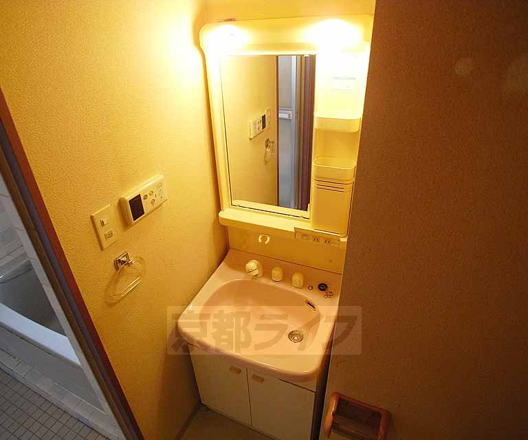 洗面設備　独立洗面台付きです。