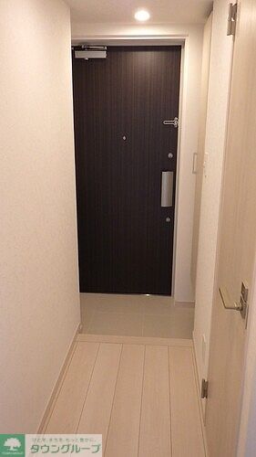 玄関　玄関　※同タイプ（203号室）の写真