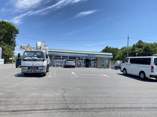 コンビニ　ファミリーマート（コンビニ）まで1350m