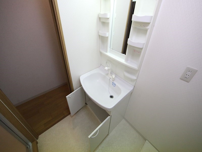 洗面設備　脱衣所　独立洗面台（シャンプードレッサー付）収納スペース有