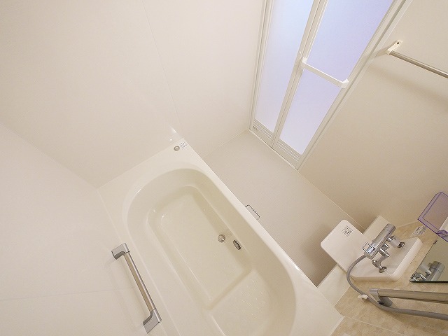 バス・シャワールーム　コンパクトで使いやすいお風呂です