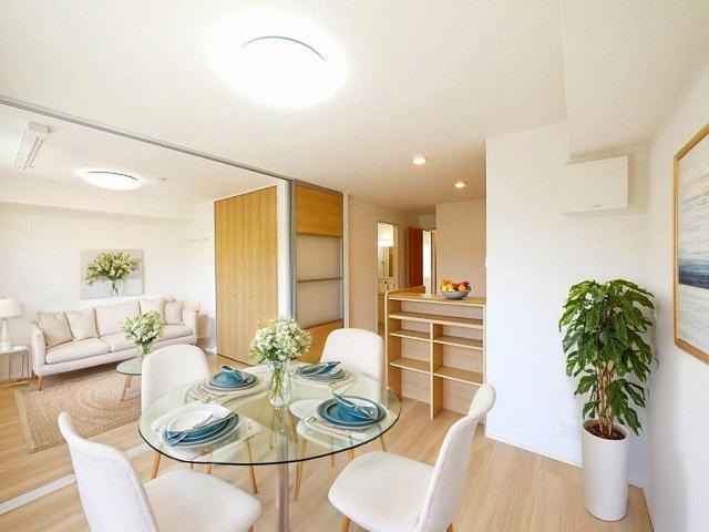 居室・リビング　CGで家具等を配置したもので家具等は含まれません