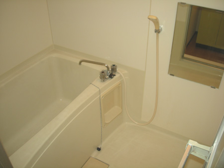 バス・シャワールーム　コンパクトで使いやすいお風呂です