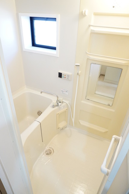 バス・シャワールーム　換気に便利な小窓付きの浴室は追焚き付きです！