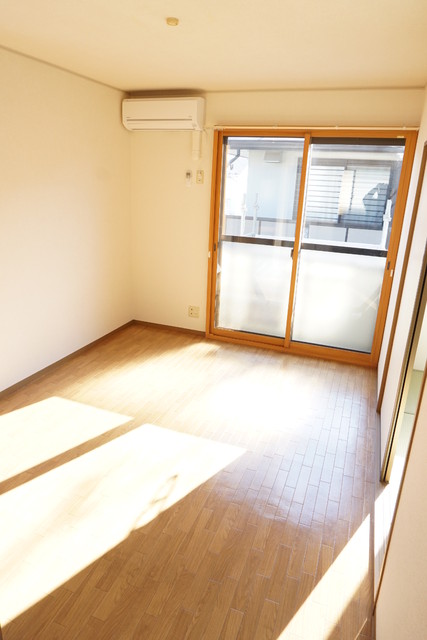 居室・リビング　バルコニーに面した洋室６帖！