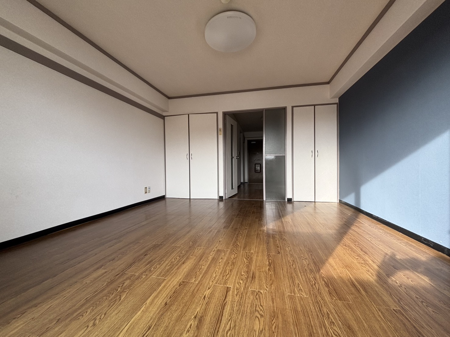 居室・リビング　お部屋によりフローリングに色が変わります。