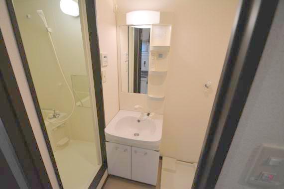 洗面設備　人気の独立洗面所にはうれしいシャンプードレッサーが付いてます