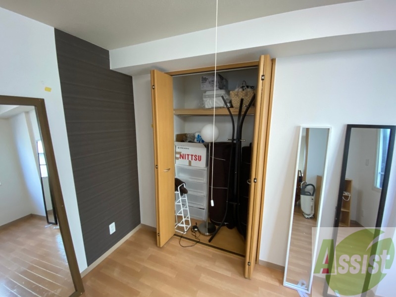 収納　こちらの収納にはハンガーをかけて服もしまえますね。