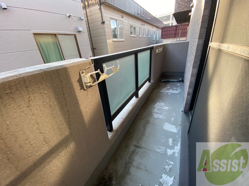 バルコニー　バルコニー。洗濯物がはかどりそうな広さがありますよ。