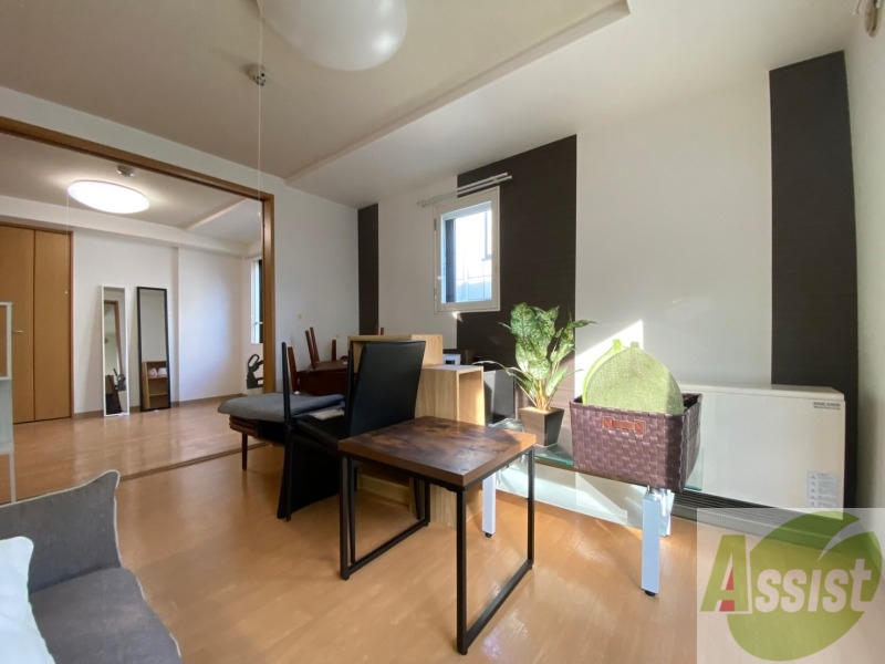 居室・リビング　リビングです。窓が大きくて明るいですね！