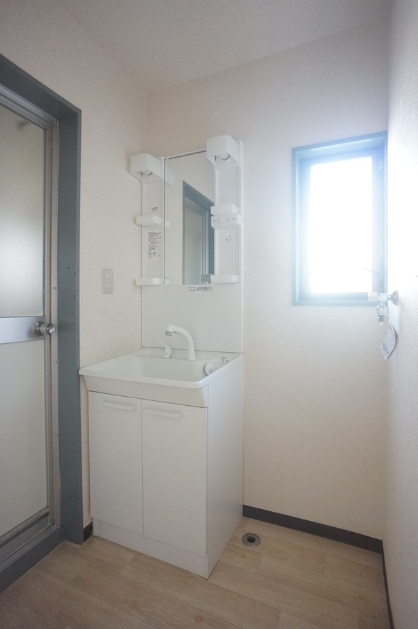 洗面設備　洗濯機置場スペース狭いです！