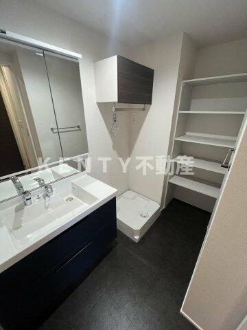 洗面設備　明るい洗面所です