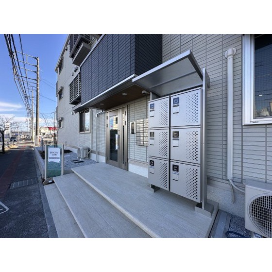 その他　共用エントランスにはオートロック、宅配ボックスあり