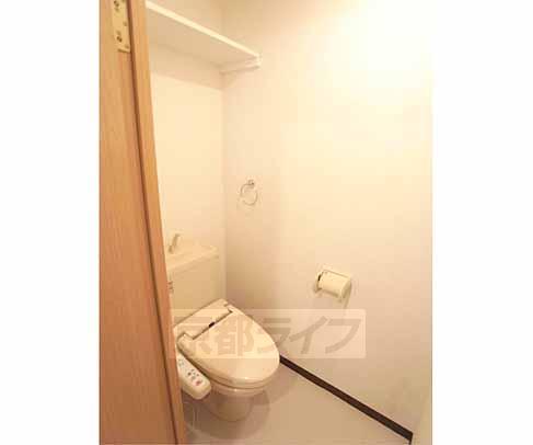 トイレ　棚付きで便利です