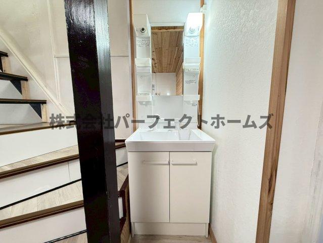 洗面設備　独立洗面台、小物を置くことができて便利です