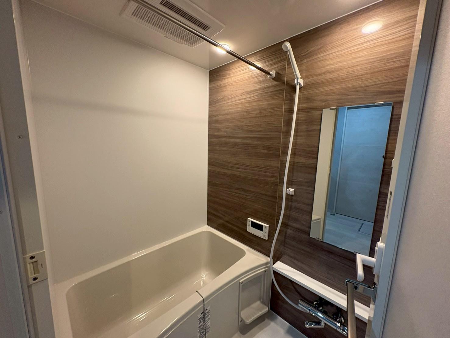 バス・シャワールーム　追い焚き・浴室乾燥機付きのお風呂です(別部屋参考写真)