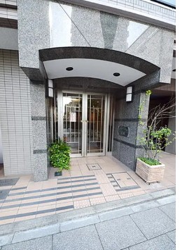 エントランス　落ち着いたエントランスです