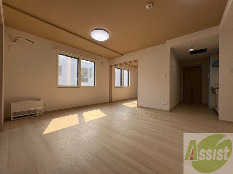 居室・リビング　リビングです。窓が大きくて明るいですね！