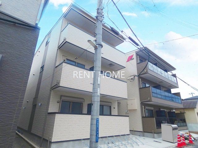 建物外観　スマートな３階建ての建物です。