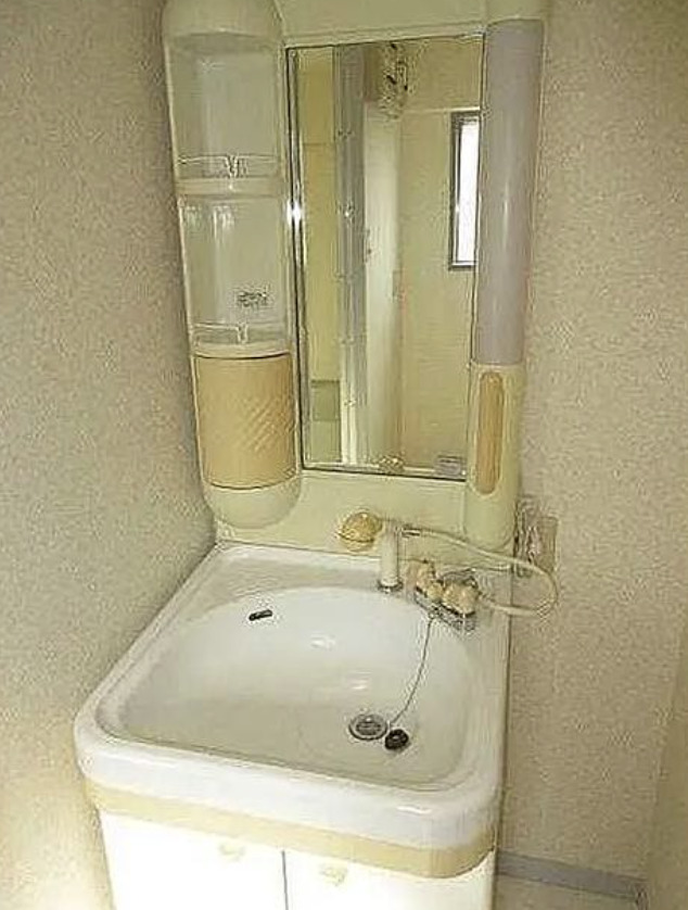 洗面設備　明るい洗面所です