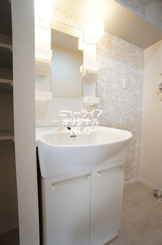 洗面設備　シャワー付き洗面台で忙しい朝でも楽に身支度が出来ます。