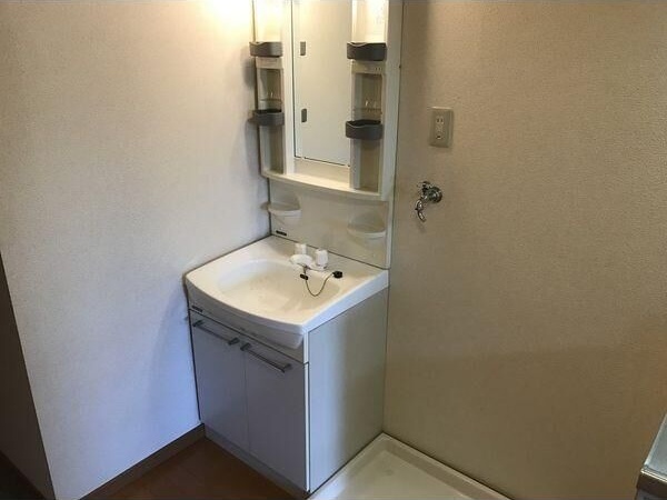 洗面設備　※写真は同じマンションの違う部屋のものになります。