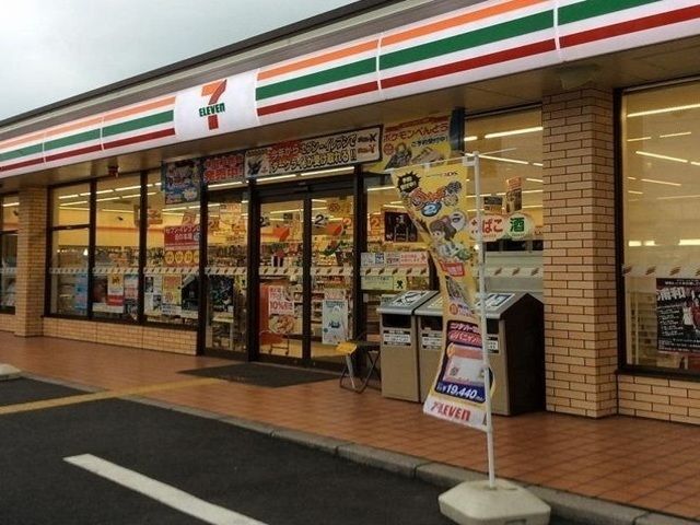 コンビニ　セブンイレブン（コンビニ）まで350m