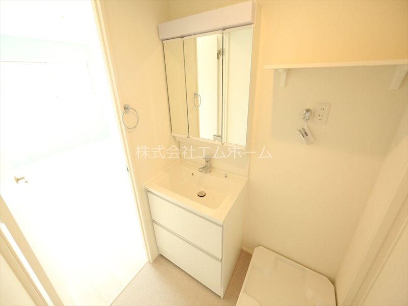 洗面設備　脱衣所　独立洗面台（シャンプードレッサー付）収納スペース有