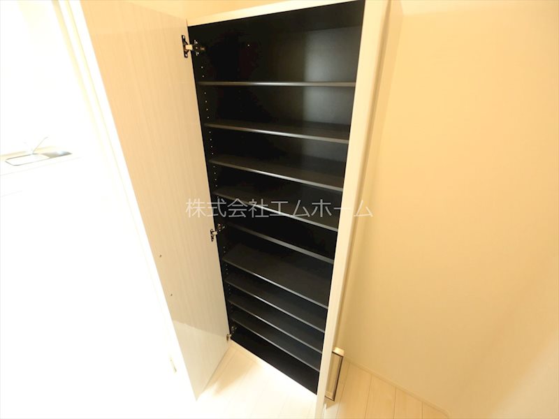 玄関　玄関　シューズボックス付（収納充実してます）