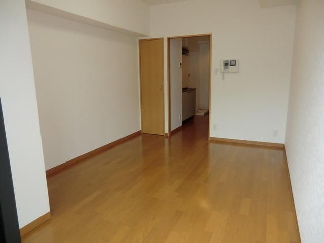 居室・リビング　7.4帖の広々とした洋室