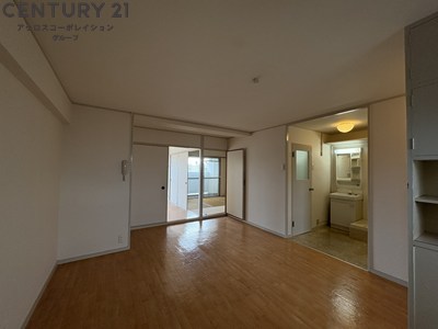 居室・リビング　床色が落ち着いた色合いで綺麗です♪