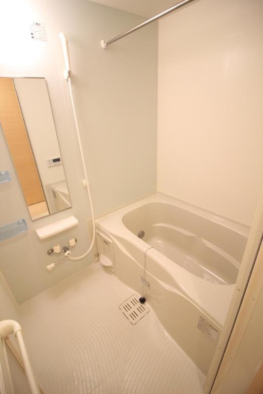 バス・シャワールーム　１　追い焚き機能、浴室乾燥機付きバス